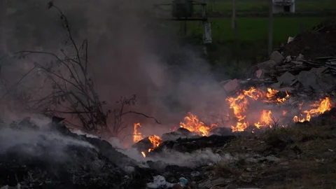 Close shot of burning waste causing air pollution Vídeo Stock 150714763
