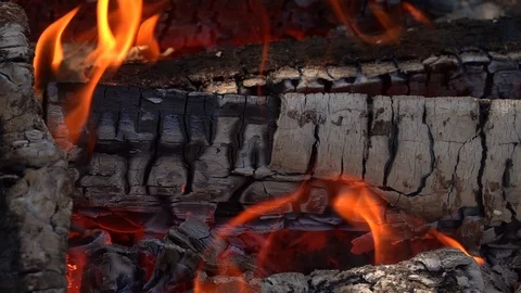 Close up shot of campfire with burning flame and firewoods in slow motion 库存影片 94727678