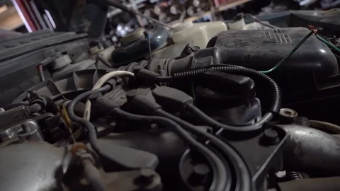 Close-up shot of a car engine under the hood in a car service. Vidéo 117125886