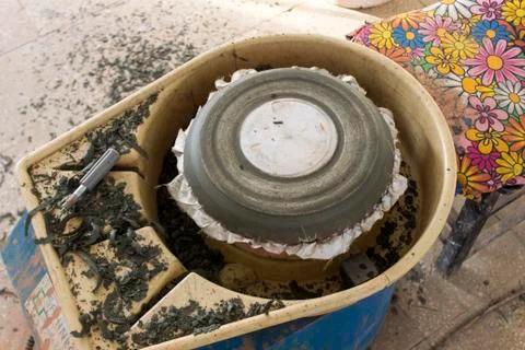 Close-up shot ceramic vase workbench Foto stock