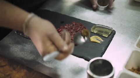 Close up shot of chef adding spice on a dish with chopped tuna 스톡 동영상 121852089