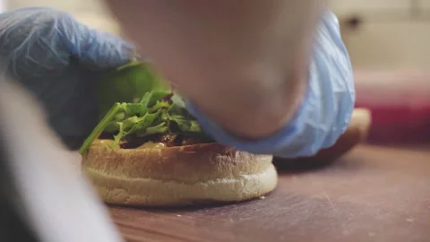 Close shot, chef preparing a sandwich with salad and sea food Vidéo 151739898