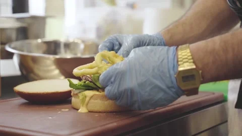 Close shot, chef preparing a sandwich with salad and sea food Vidéo 151739966