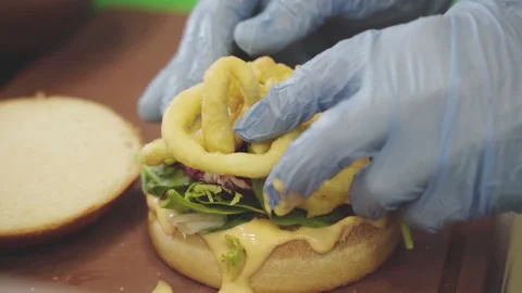 Close shot, chef preparing a sandwich with salad and sea food Vidéo 151739973
