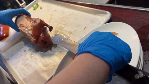 Close Up Shot of Chef Slicing Peking Duck Vídeos de archivo 333472329