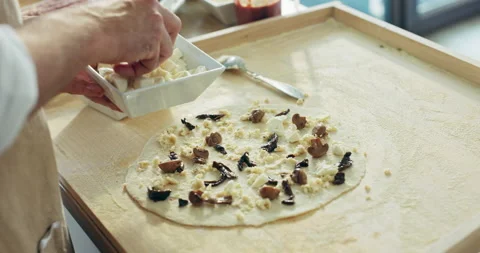 Close up shot chef's hands dressing domestic pizza with mozzarella cheese Stockbeeldmateriaal 218639992