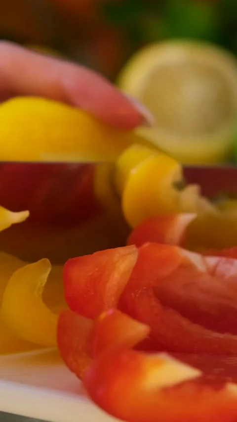 Close up shot of chef's hands using a knife cutting a fresh bell pepper on Vídeo Stock 302074576