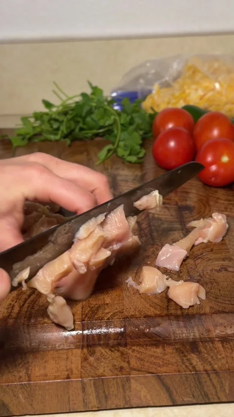 Close up shot chopping chicken up small Vidéo 332807802