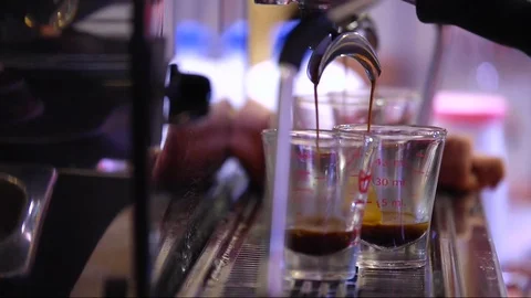 Close up shot, Coffee flow from the coffee maker into the glass. Stockbeeldmateriaal 128595308