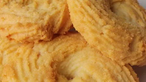Close up shot of cokies in motion on a white plate Видео 274503166