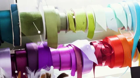Close-up shot of colored ribbons to create bouquets of fresh flowers. 4K 库存影片 106569649