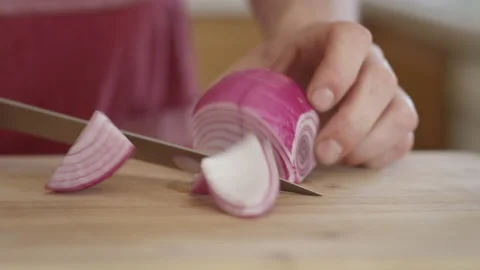 Close up shot of a cook chopping a red onion 스톡 동영상 151715587