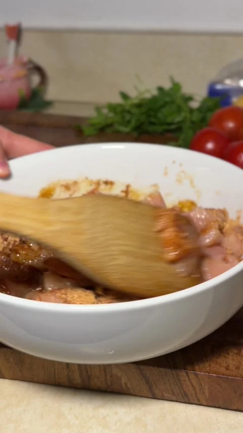 Close up shot cooking chicken in cast iron pan Видео 332807643