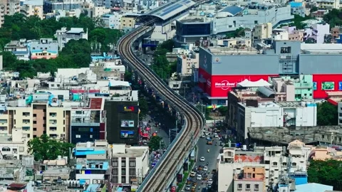 Close-up shot of curved metro track with city road, traffic flow, buildings and Vídeos de archivo 345995405