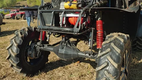 A close-up shot of the custom UTV's rear axle and red suspension Vídeo Stock 344875726