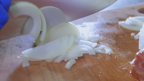 Close up shot of cutting onion in half rings. Vidéo 104057759