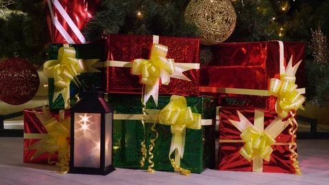 Close-up shot of decorated Christmas tree with seven gifts. 4K 動画素材 83250458