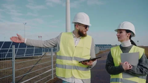 Close up shot of ecological engineers walking through a solar panel field Stock-Footage 171969458
