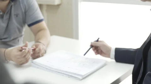 Close-up shot of executive ceo or businessman hands with paper sheet note Vídeo Stock 99969788
