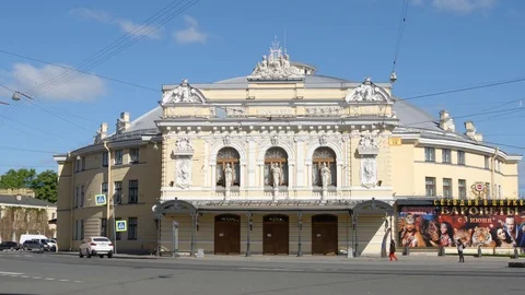 Close shot of the facade of Ciniselli Circus and a street 動画素材 82783046
