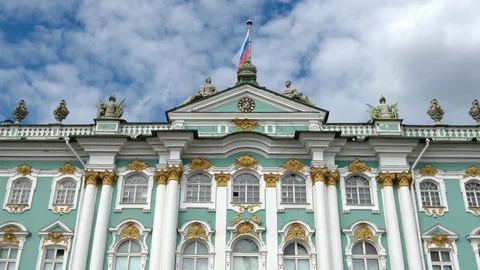 Close shot of Facade of the State Hermitage and flag in the summer day Vídeo Stock 84158103
