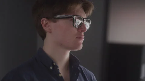 Close up Shot of the Face of a Web Developer as He Concentrates on His Work Vidéo 208785012