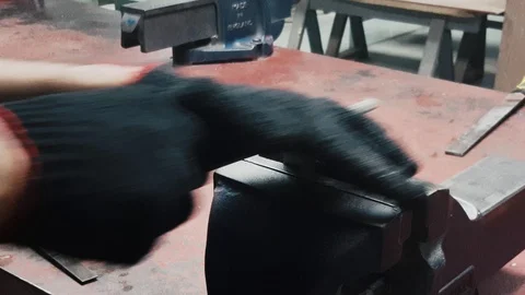 Close up shot of a factory worker hand file a piece of metal Vidéo 102573059