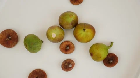 Close shot of falling fig slices over  a white background Vídeo Stock 148210909