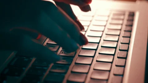 Close-up shot: Female hands on keyboard. 4k, 50fps Stockbeeldmateriaal 103361853