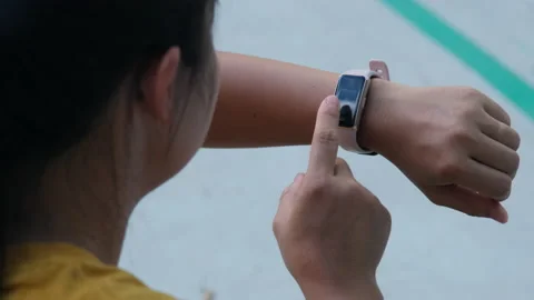 Close-up shot of a female runner counting calories burned on a smart watch. 動画素材 200087162