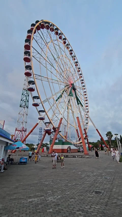 Close-up shot of a Ferris wheel spinning in the Tsitsinatela Vídeos de archivo 337120270