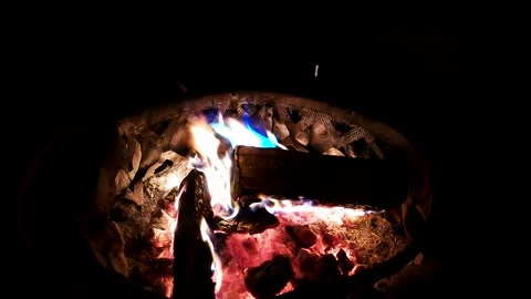 Close up  shot of fire at night with blue flames Vídeo Stock 251282884