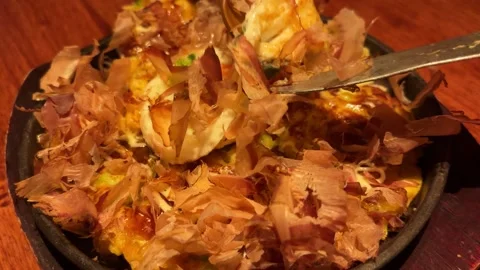 Close Up Shot of Fork and Knife Cutting into Okonomiyaki 動画素材 333472323