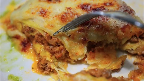 Close up shot of fork cutting into a delicious slice of meat lasagna with m.. Vídeos de archivo 339753033