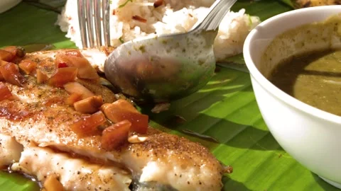 Close up shot of fork lifting flaky cooked fish from banana leaf presentati.. Stock Footage 333618509