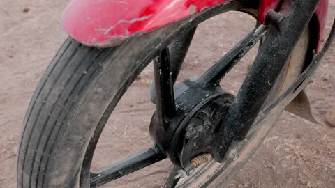 Close up shot of the front wheel with the drum brake of a bajaj motorcycle Vídeo Stock 223122691