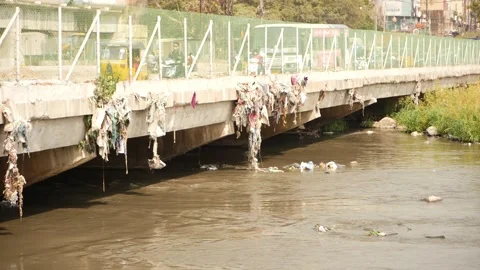 Close shot of garbage  hanging at the river bridge, Waste at the a end of bridge Vídeo Stock 148538156