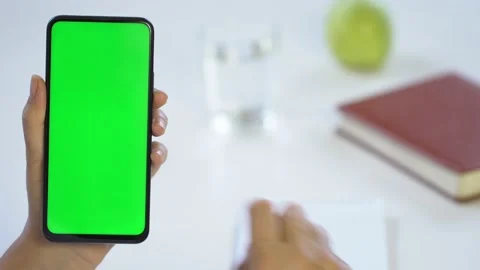 Close-up shot of green screen template smartphone in female hands at home offise Stock-Footage 142981177