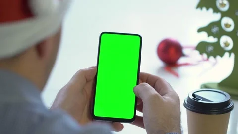 Close-up shot of green screen template smartphone in male hands at home offise Stock-Footage 143589624
