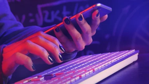 Close up shot of hacker hands with cellphone in hands Vídeo Stock 128747828