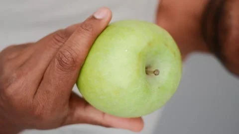 Close up shot of hand holding fresh green apple healthy food organic produc.. Vídeos de archivo 332199509