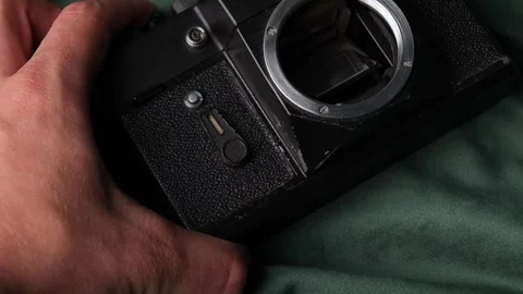 Close up shot of a hand pressing the shutter button of an old vintage camera 库存影片 274502943