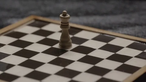 Close shot on a hand taking down the queen on a chessboard Slow motion at 200Fps 스톡 동영상 103548968