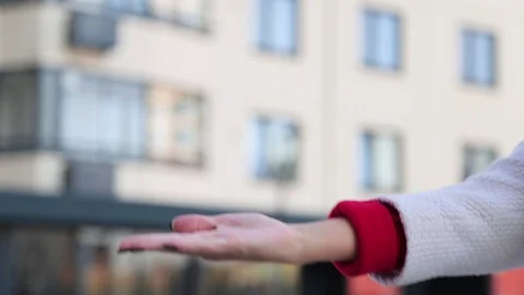 Close up shot of hands giving keys of an apartment. Woman hand passing keys to Vidéo 97514372