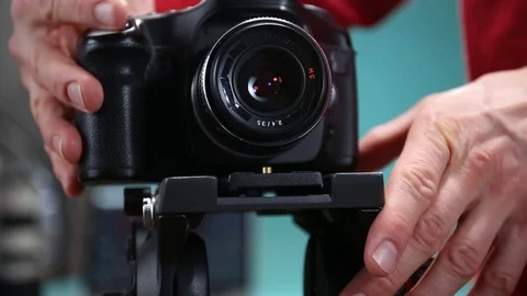 Close up shot on hands removing camera from tripod. Stock-Footage 127525349