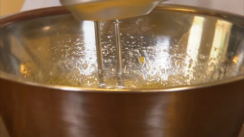 Close up shot of a hands whisking eggs Vidéo 87380095