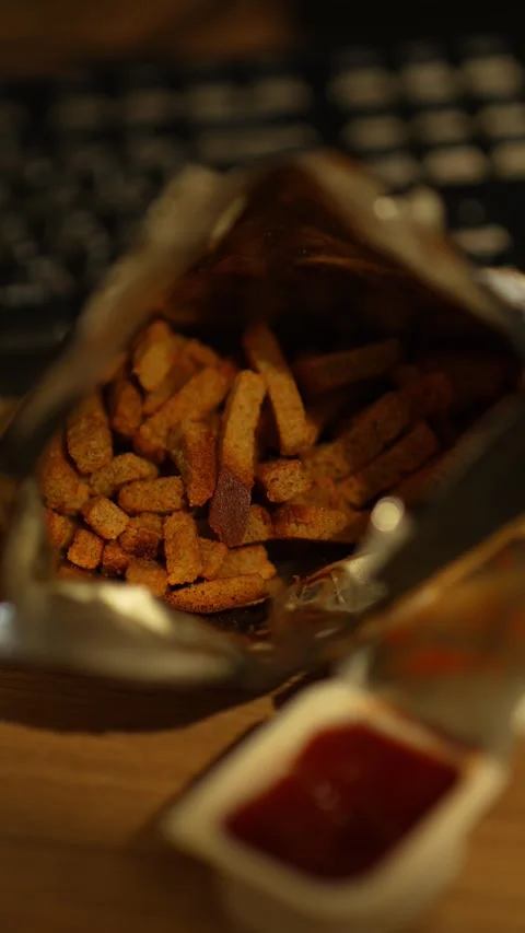 A close-up shot looking inside an open foil bag of crunchy rye croutons 스톡 동영상 344884285