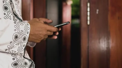 Close up shot man hand using mobile phone and typing texting on message. 스톡 동영상 301275288