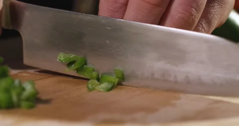 Close up shot of man hands slicing vegetables. Vídeos de archivo 154849402