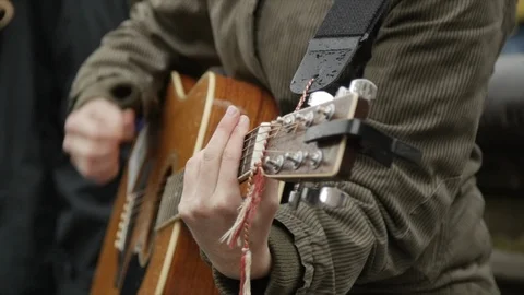 Close up shot of a man playing guitar. Vidéo 103250131